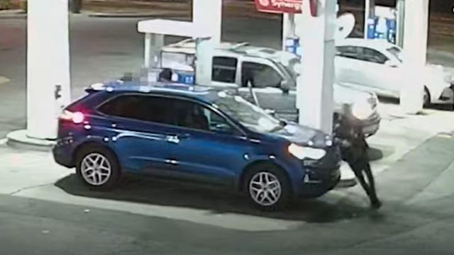Driver robbed at gunpoint while pumping gas at DC gas station: police