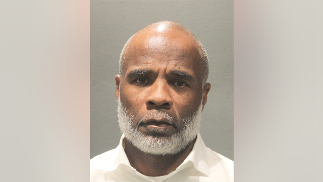 Former Arlington high school basketball coach accused of sexually abusing 2 female players