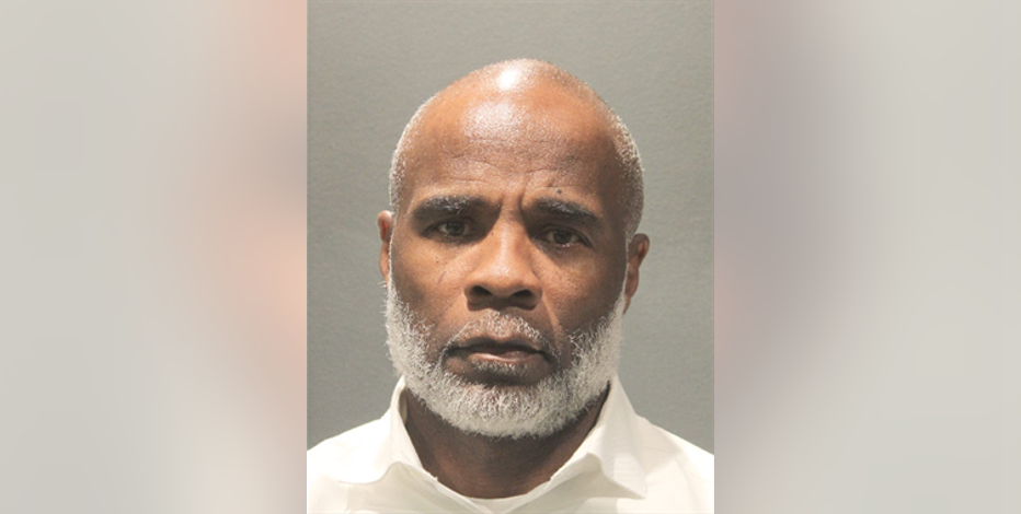 Former Arlington high school basketball coach accused of sexually abusing 2 female players