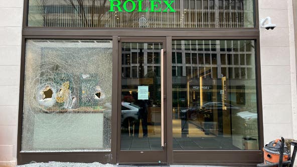 Thieves snatch watches from jewelry store's window display in Northwest