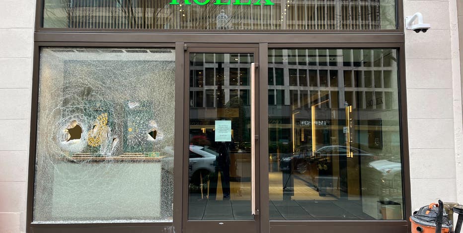 Thieves snatch watches from jewelry store's window display in Northwest