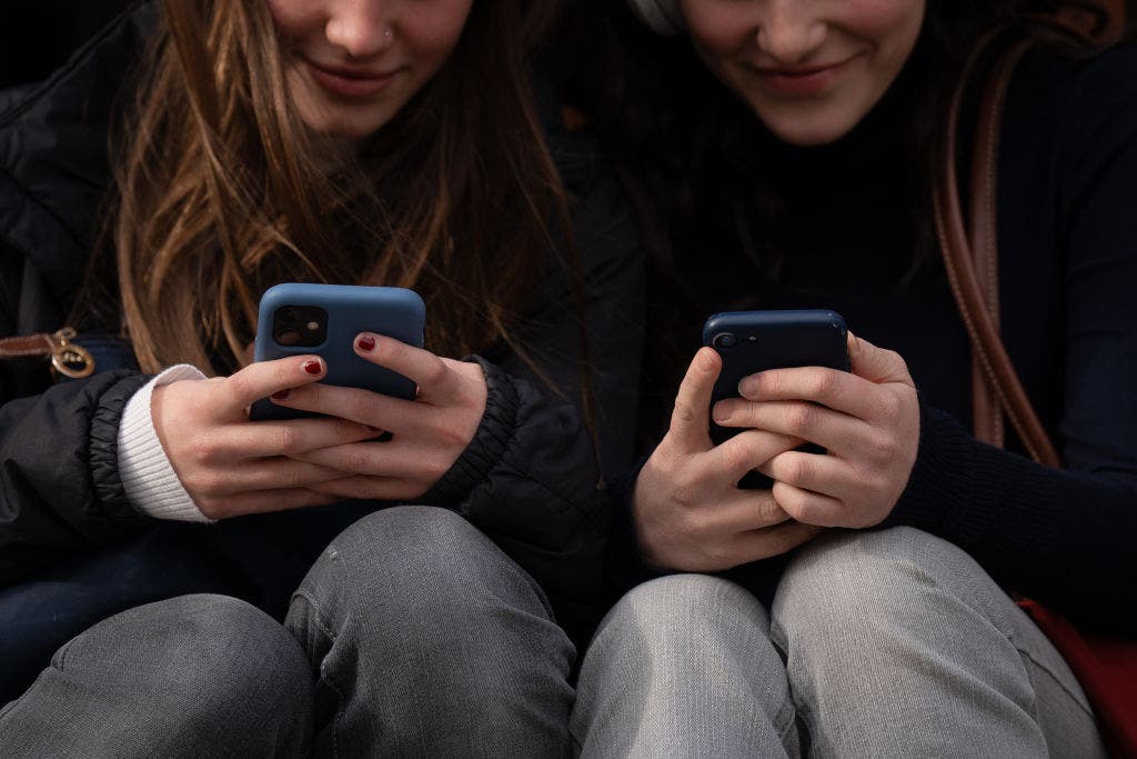 Loudoun County implements strict cell phone policy for students | FOX 5 DC