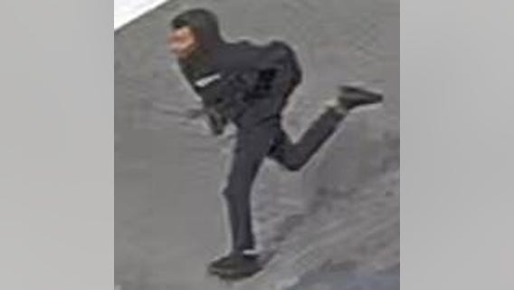 2 suspects shoot at each other in stolen vehicle during fight in DC: police