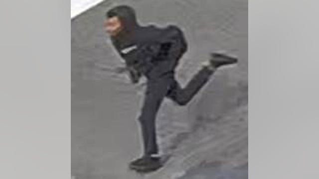 2 suspects shoot at each other in stolen vehicle during fight in DC: police