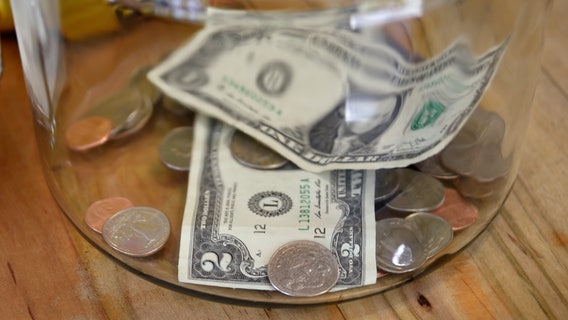 Finance expert sounds alarm over 'spaving' trend: An old 'trap' with a new name hitting your wallet