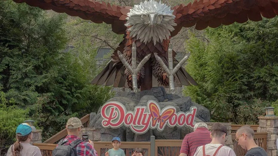 dollywood-visitors.jpg