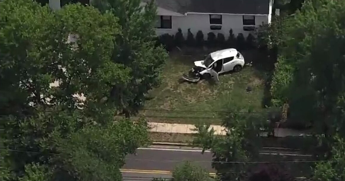 Driver crashes into tree in front of Maryland home | FOX 5 DC