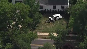 Driver crashes into tree in front of Maryland home