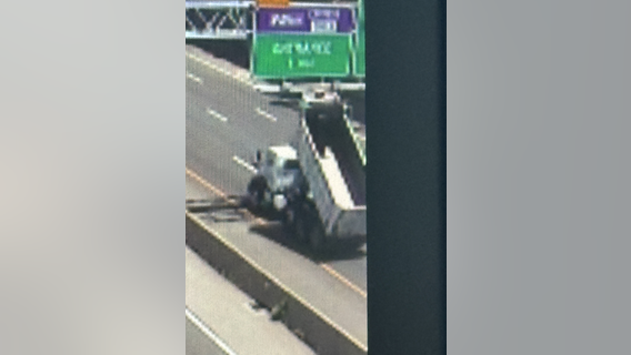 Dump truck driver hits I-95 sign, leaves debris in Fairfax County