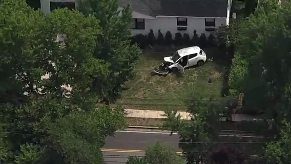 Driver crashes into tree in front of Maryland home