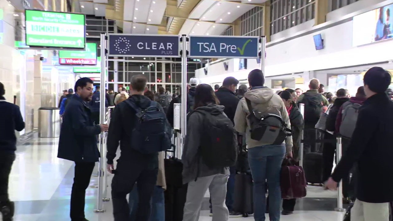 Government shutdown could affect holiday air travel, TSA says