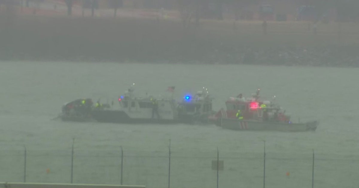 DC plane crash LIVE updates: Recovery crews work in rain to recover ...