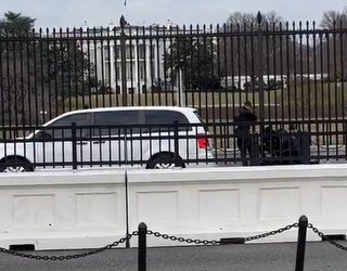 WATCH: Video shows Secret Service swarm as man climbs over White House  fence | FOX 5 DC