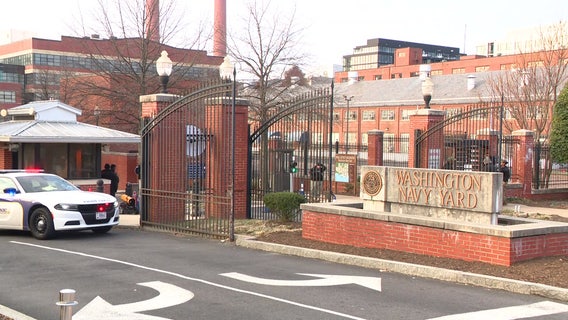 Some federal workers return to Navy Yard offices Monday