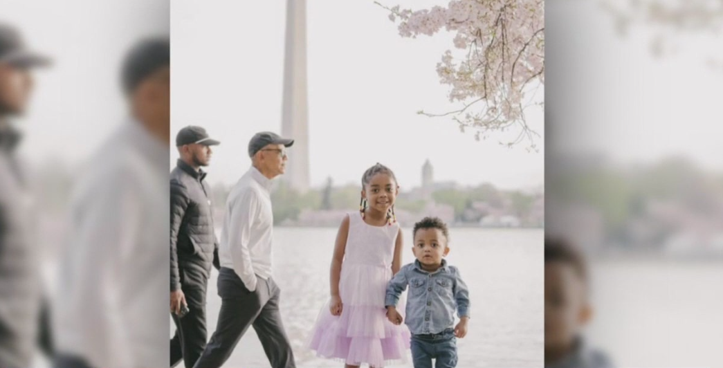 Former President Obama photobombs family taking cherry blossom pics at Tidal Basin