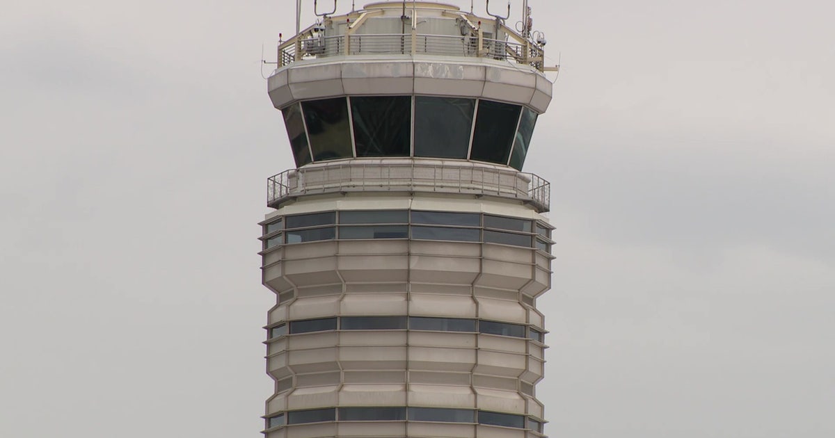 Plane carrying DHS secretary makes emergency landing at DCA after engine failure