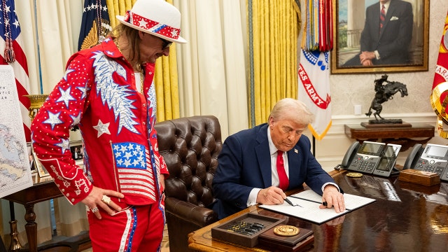 Trump signs order targeting ticket scalpers