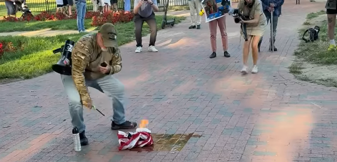 VIDEO: Army veteran detained outside White House after burning American flag