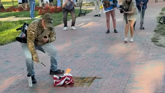 VIDEO: Army veteran detained outside White House after burning American flag