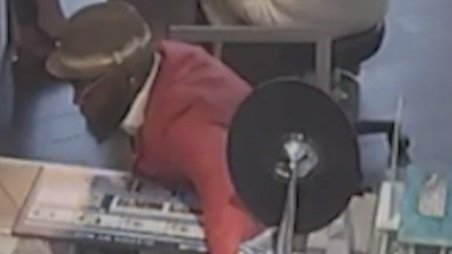 DC police searching for suspect in eye glasses store theft