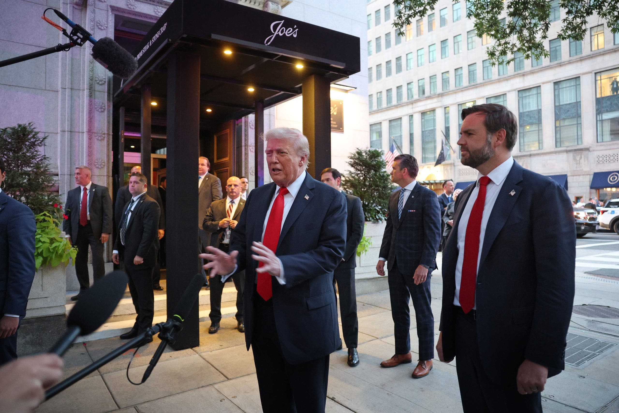 Trump dines out at restaurant near White House to promote DC crime crackdown
