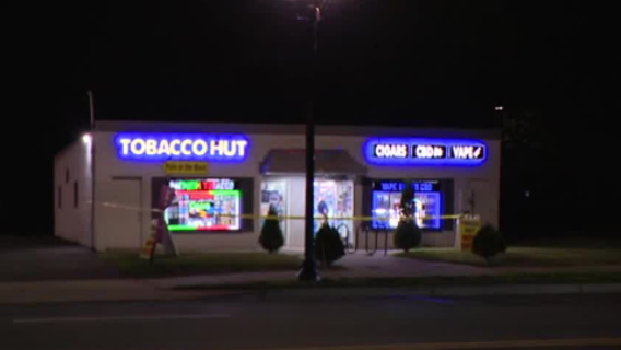 Employee seriously injured after fighting knife-wielding robbery suspect in Arlington