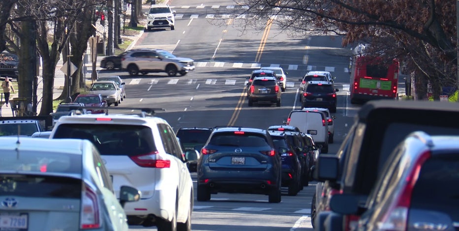 Deckover construction begins on Connecticut Avenue in Dupont Circle