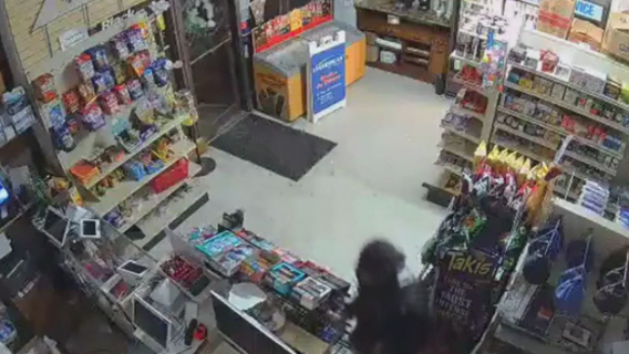 Fairfax County police search for suspects accused of breaking into store, stealing vapes