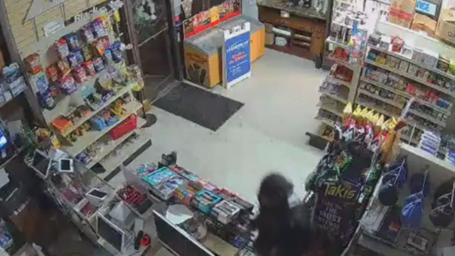 Fairfax County police search for suspects accused of breaking into store, stealing vapes