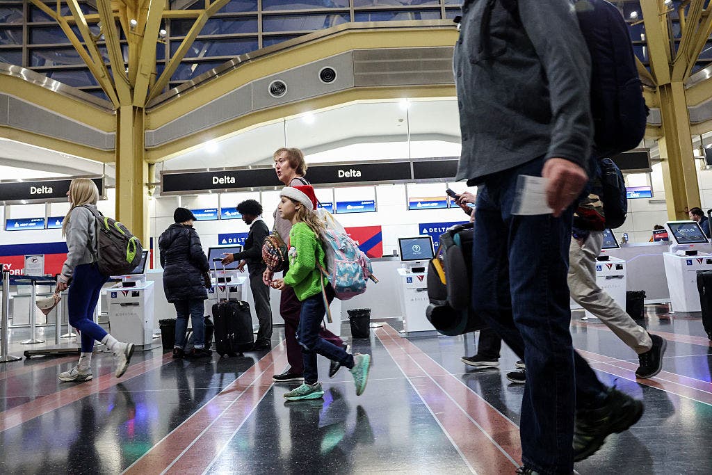 Thanksgiving travel chaos: 400 DCA flights delayed