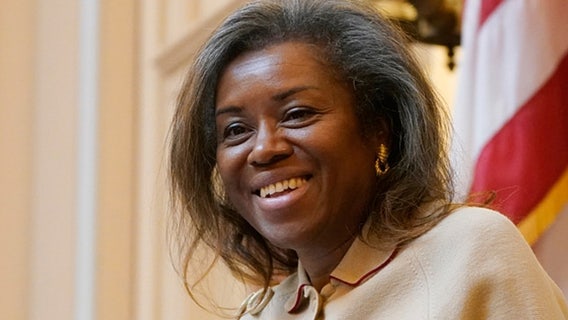 Trump declines to mention Earle-Sears during VA telephone rally