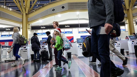 Thanksgiving travel chaos: 400 DCA flights delayed