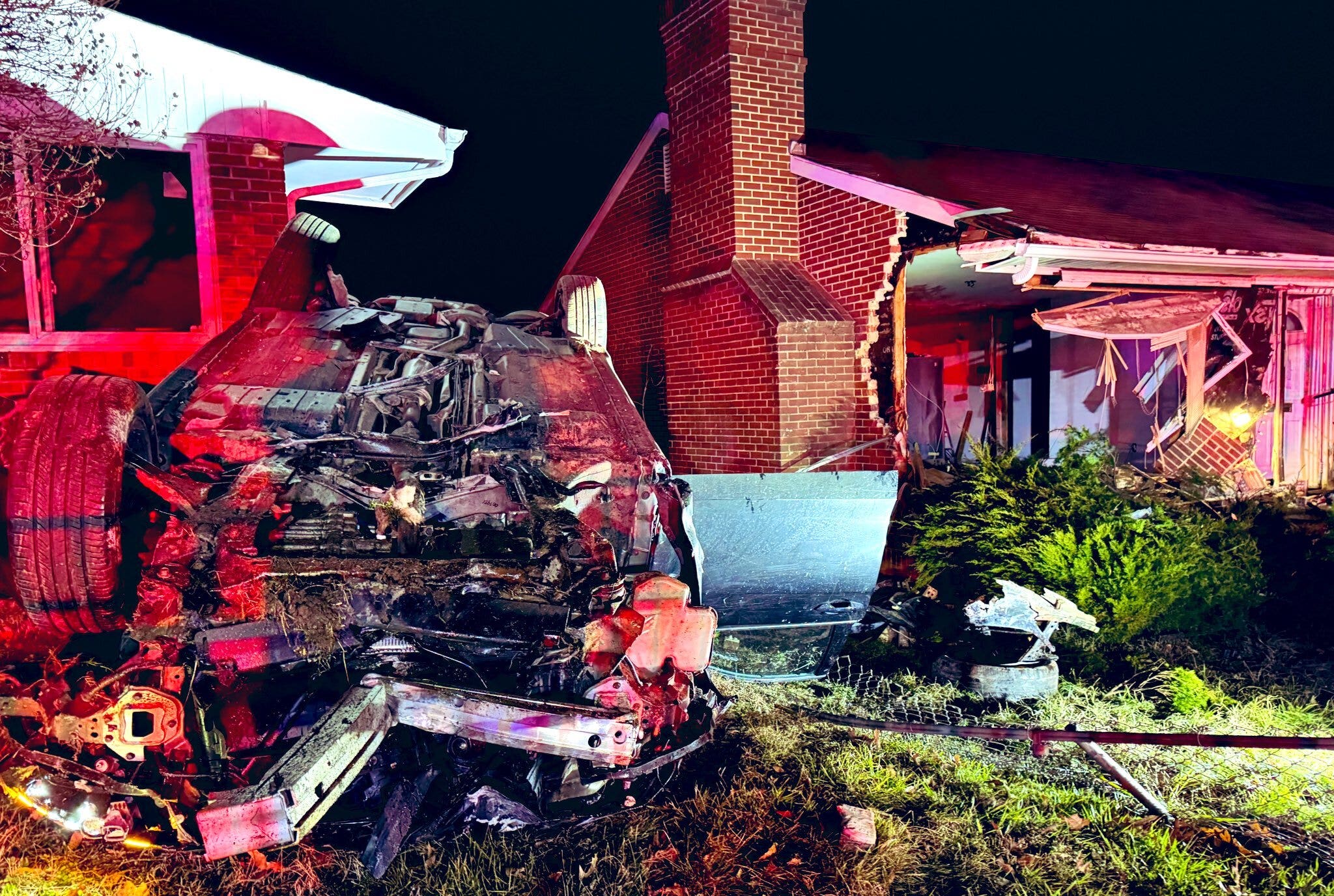 Driver charged with DUI after crashing into 2 homes in DC