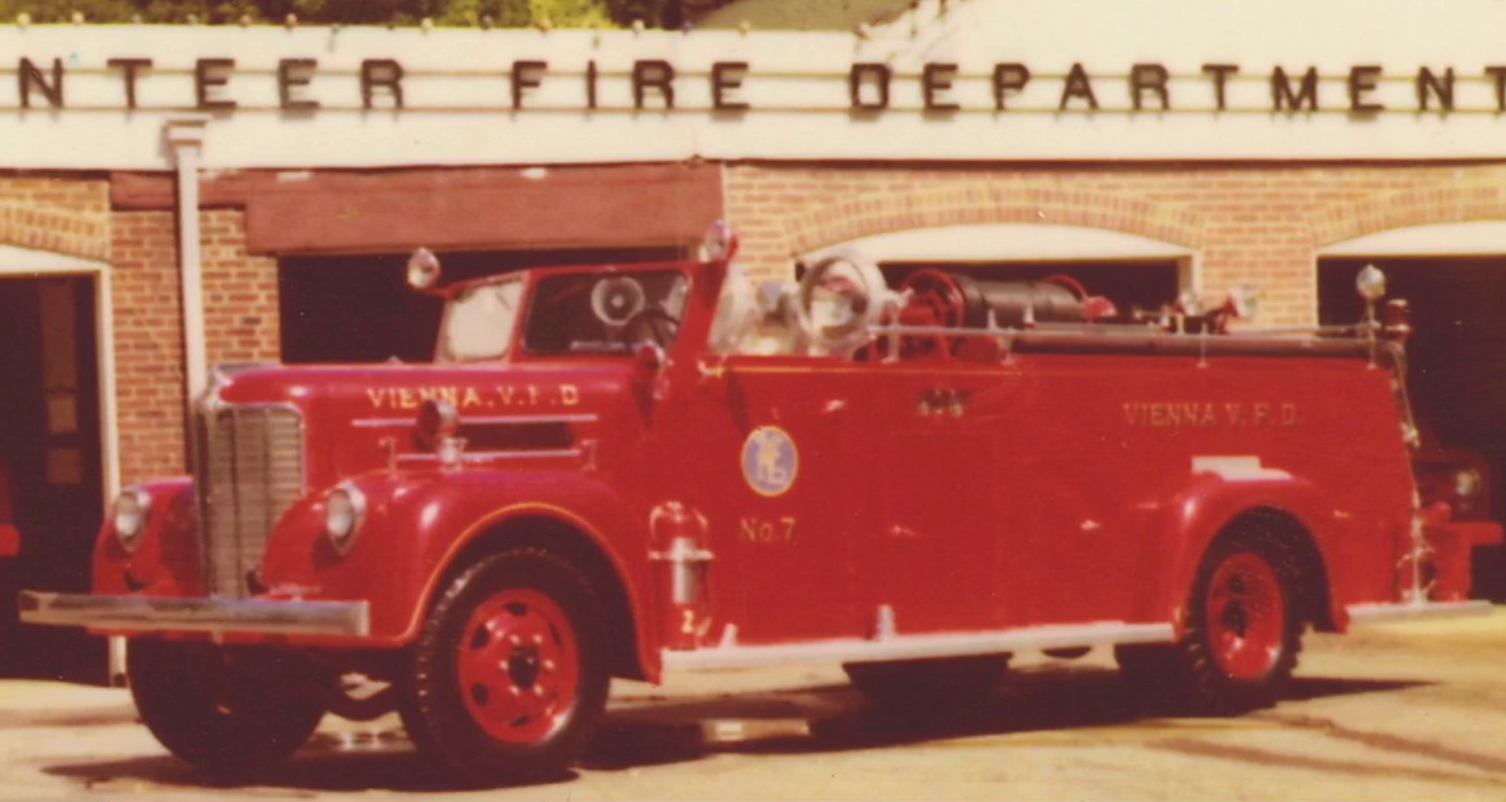 'Santa's Sleigh': Vienna community pitches in to save antique fire truck