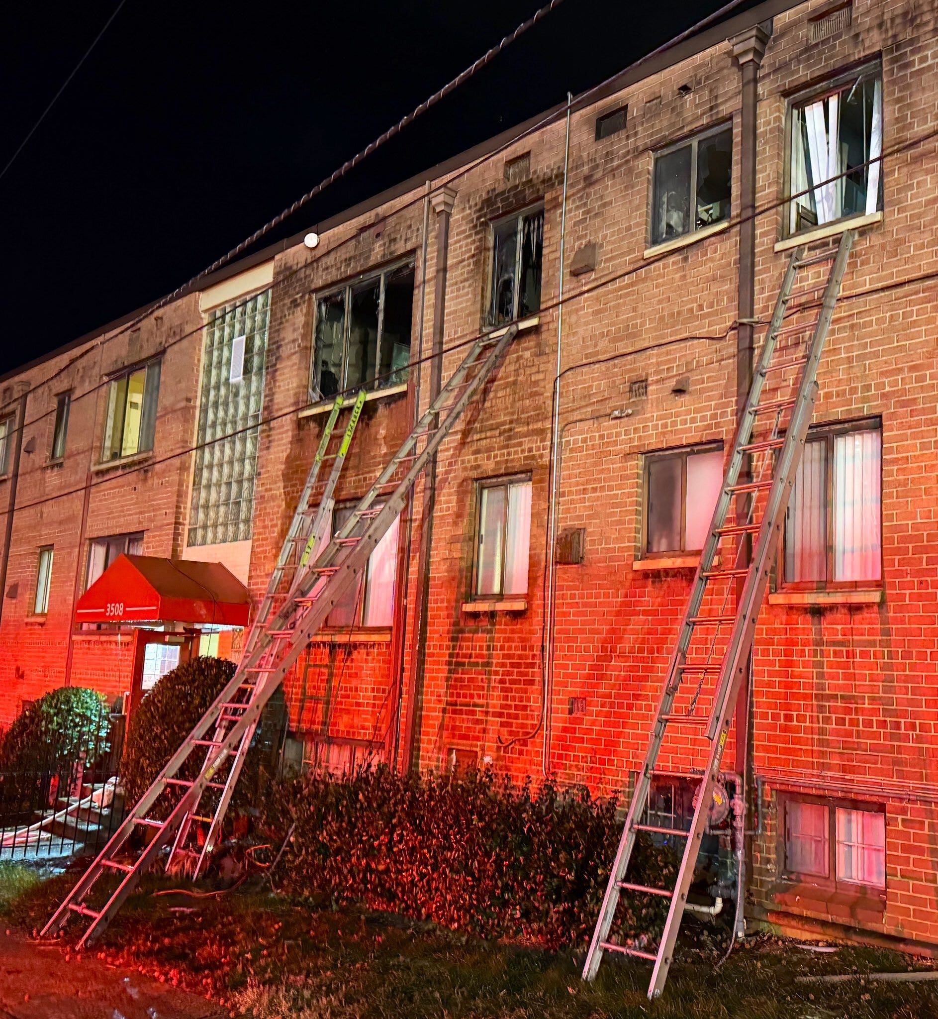 6 children, 2 adults rescued from burning building in Southeast DC