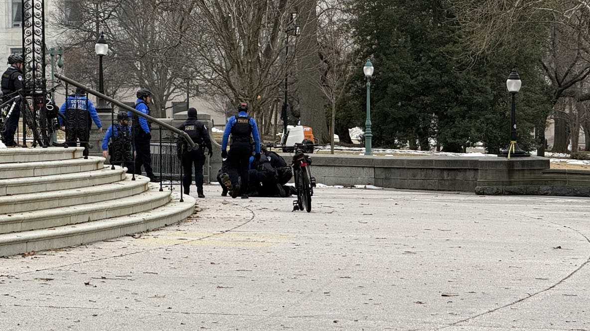 18-year-old arrested after running towards Capitol with loaded shotgun: police