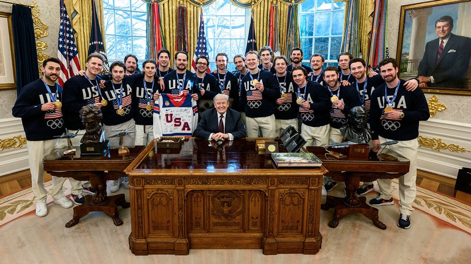 mens-hockey-team-oval-office.jpeg