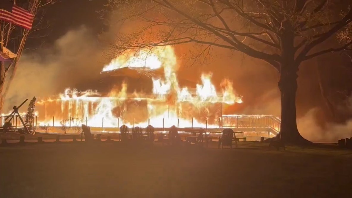 Crews battle boathouse fire in Lorton