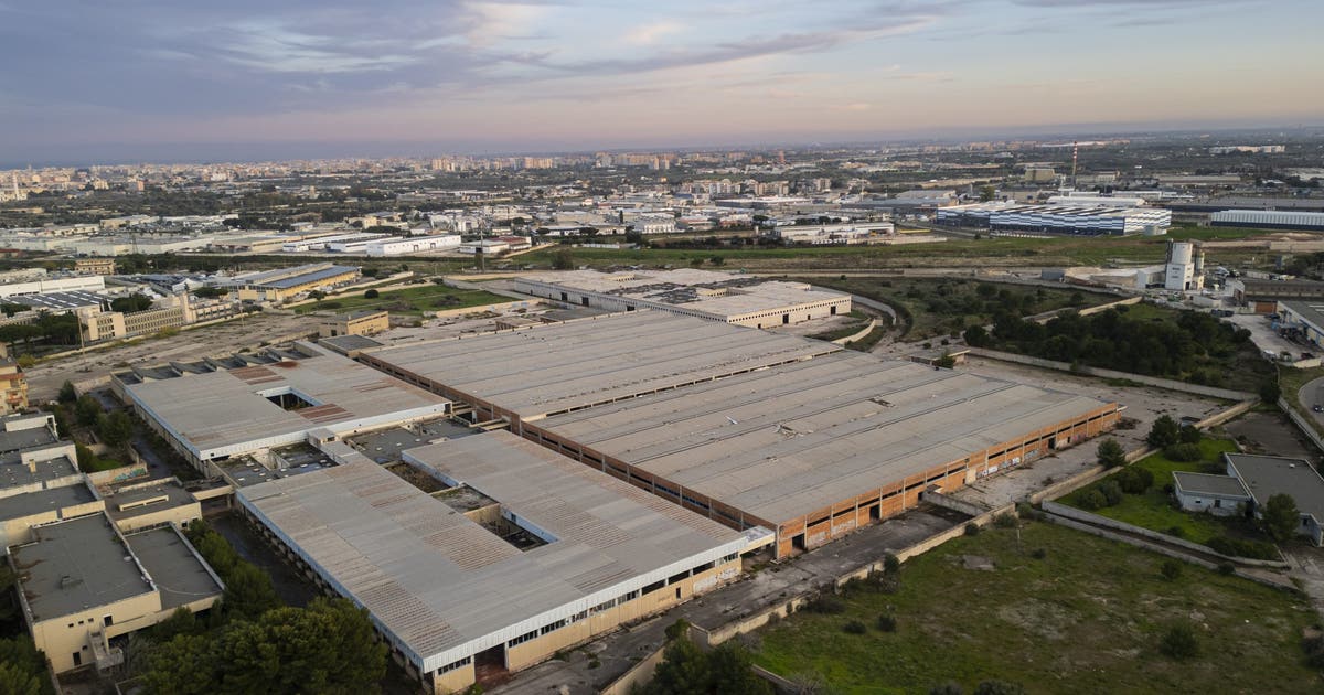 Sanders, AOC propose halt on new AI data centers