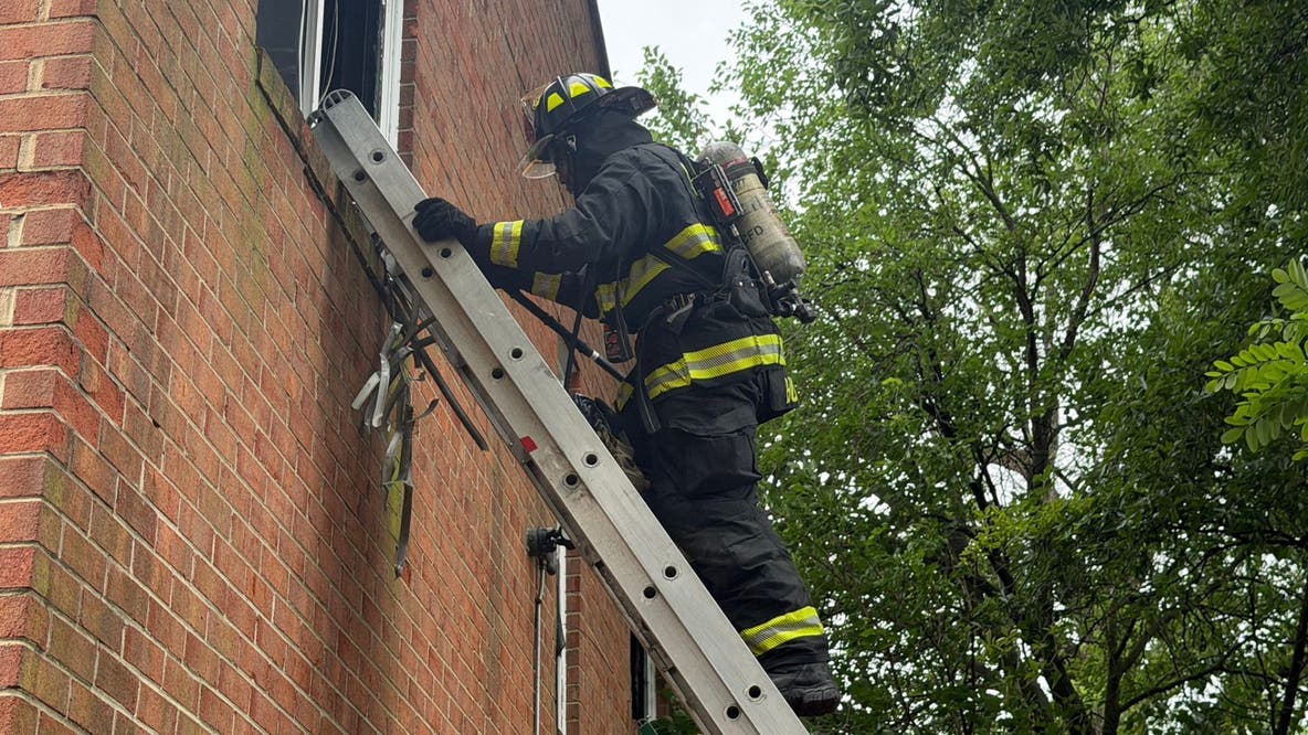 Firefighter injured, 5 displaced after DC row home fire