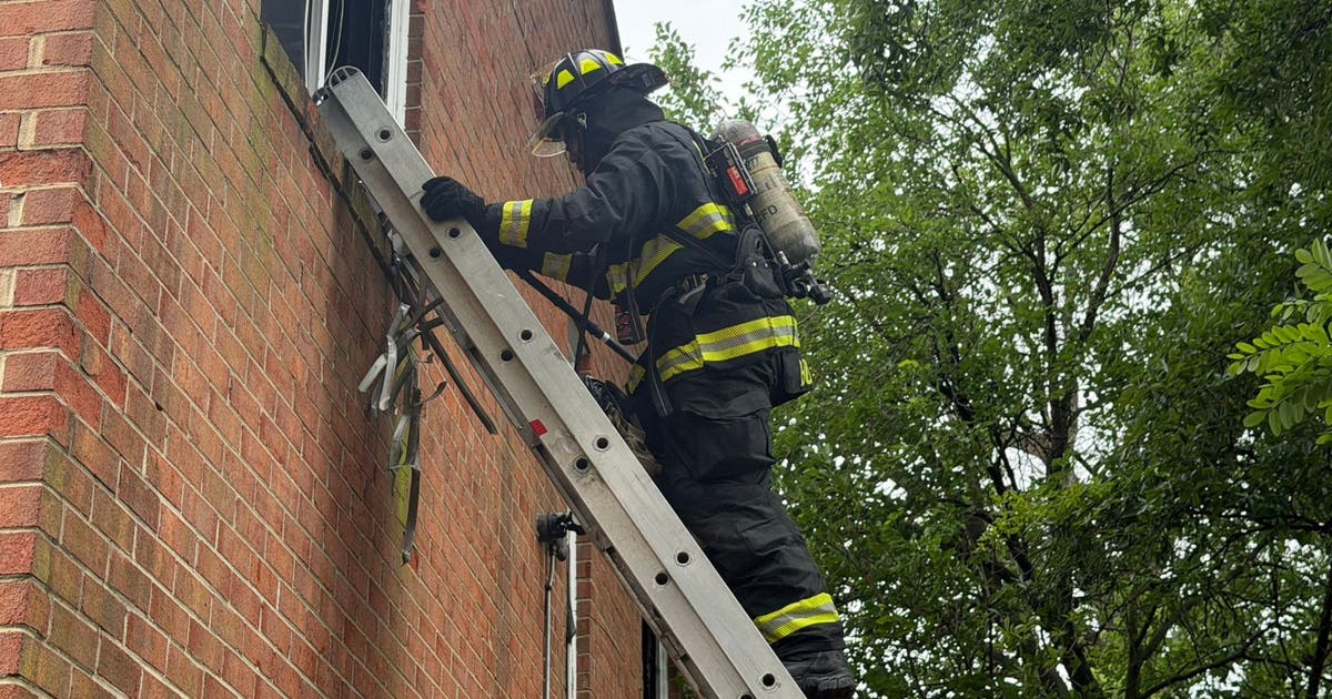 Firefighter injured, 5 displaced after DC row home fire