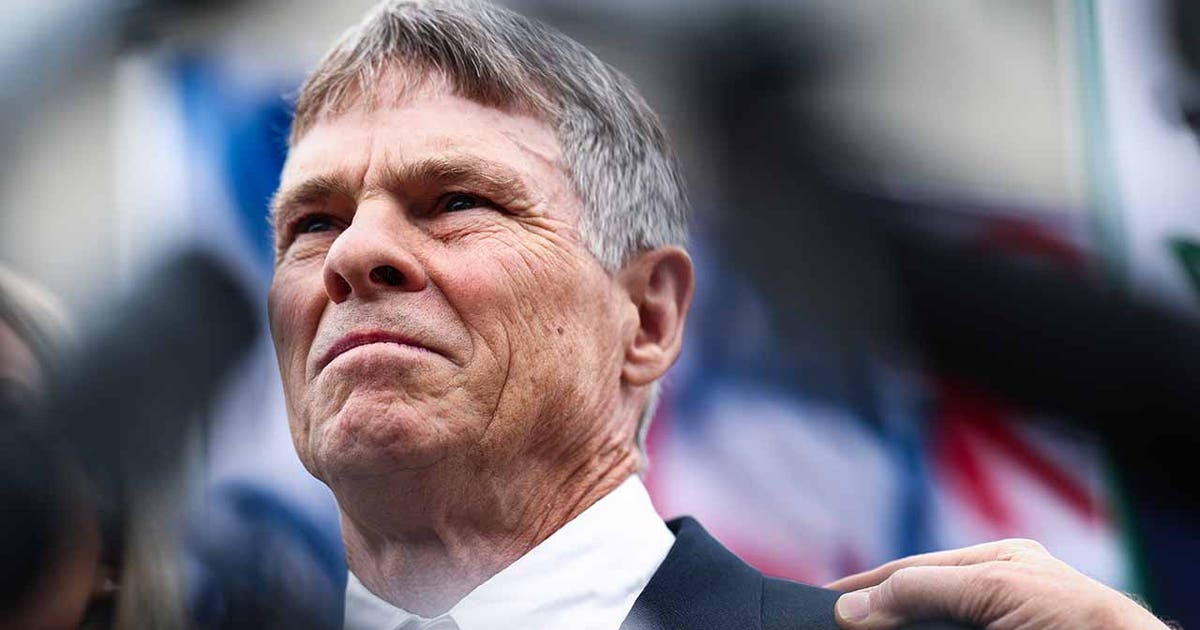 O ex-atleta olímpico David Hearn se declarou inocente no caso de danos ao Lincoln Memorial Reflecting Pool
