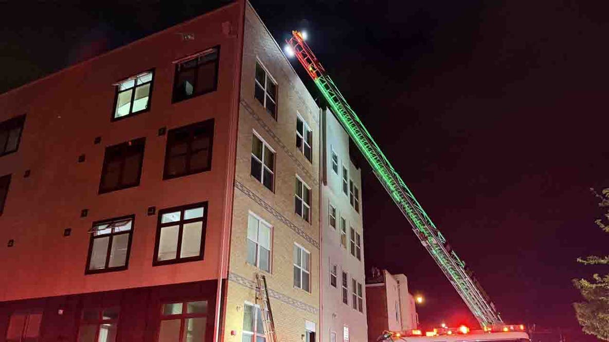 8 displaced, 1 hospitalized after 4-story apartment building fire in DC