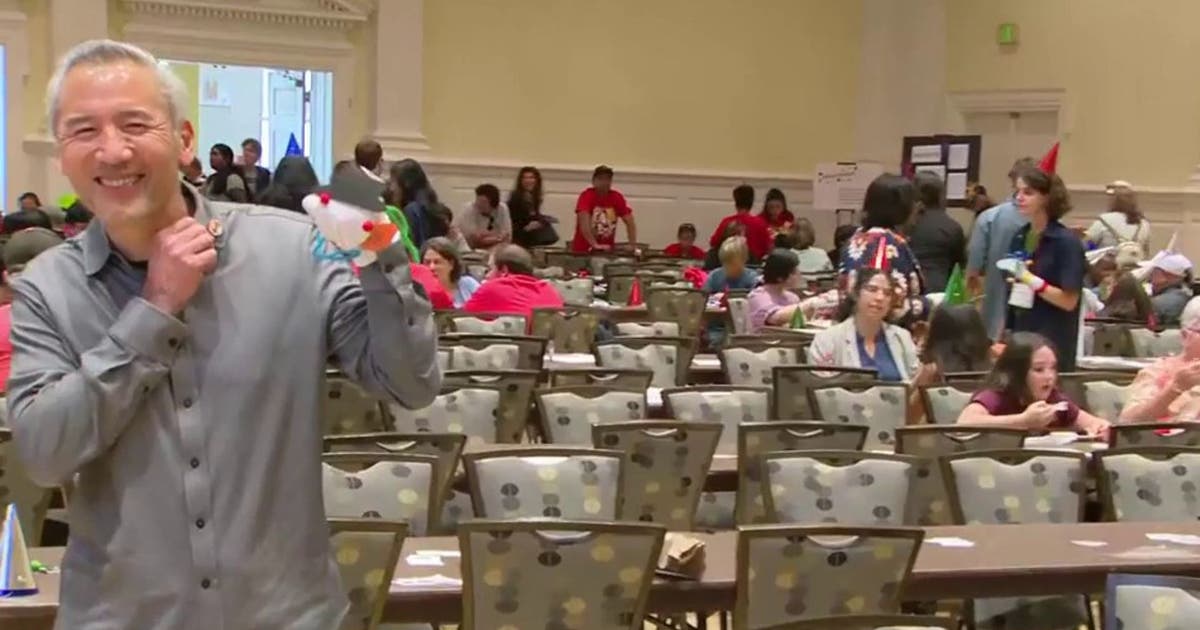 UMD honors Muppets creator Jim Henson with attempt at sock puppet world record