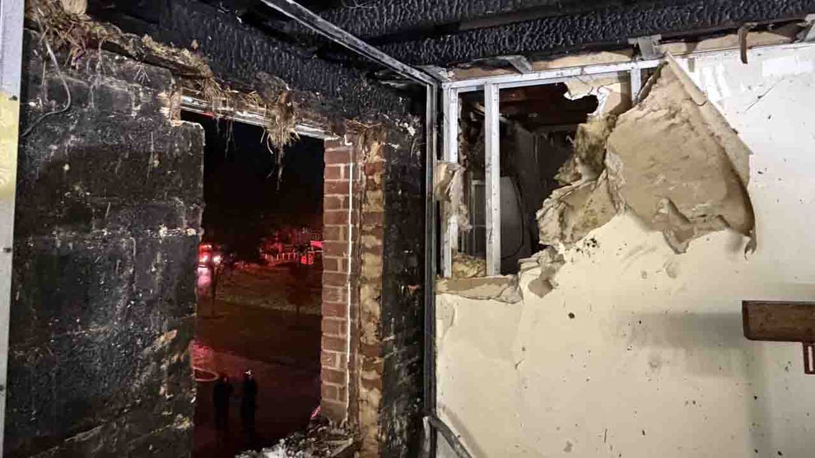 4 adults, 1 child displaced after 3-story apartment fire in DC