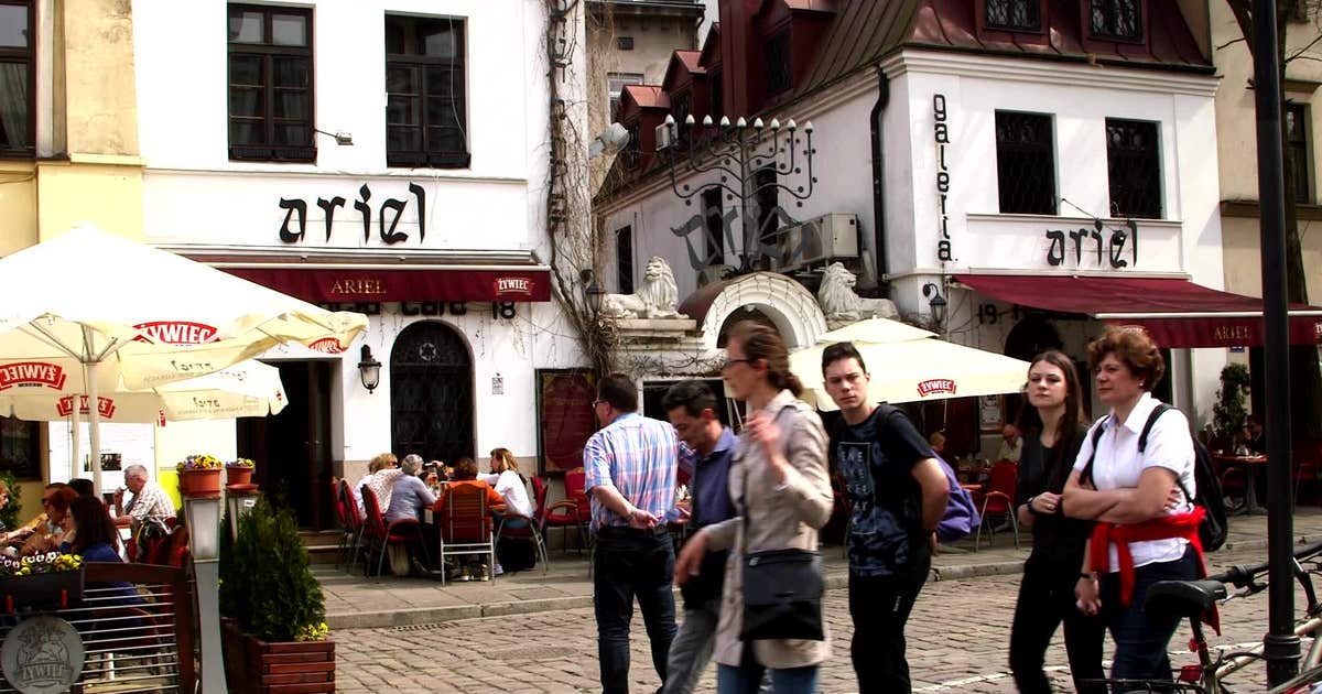 A Community Reborn: Jewish Life and Culture in Krakow, Poland