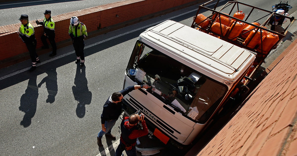 Wrong-way truck driver barrels down Barcelona highway | FOX 5 New York
