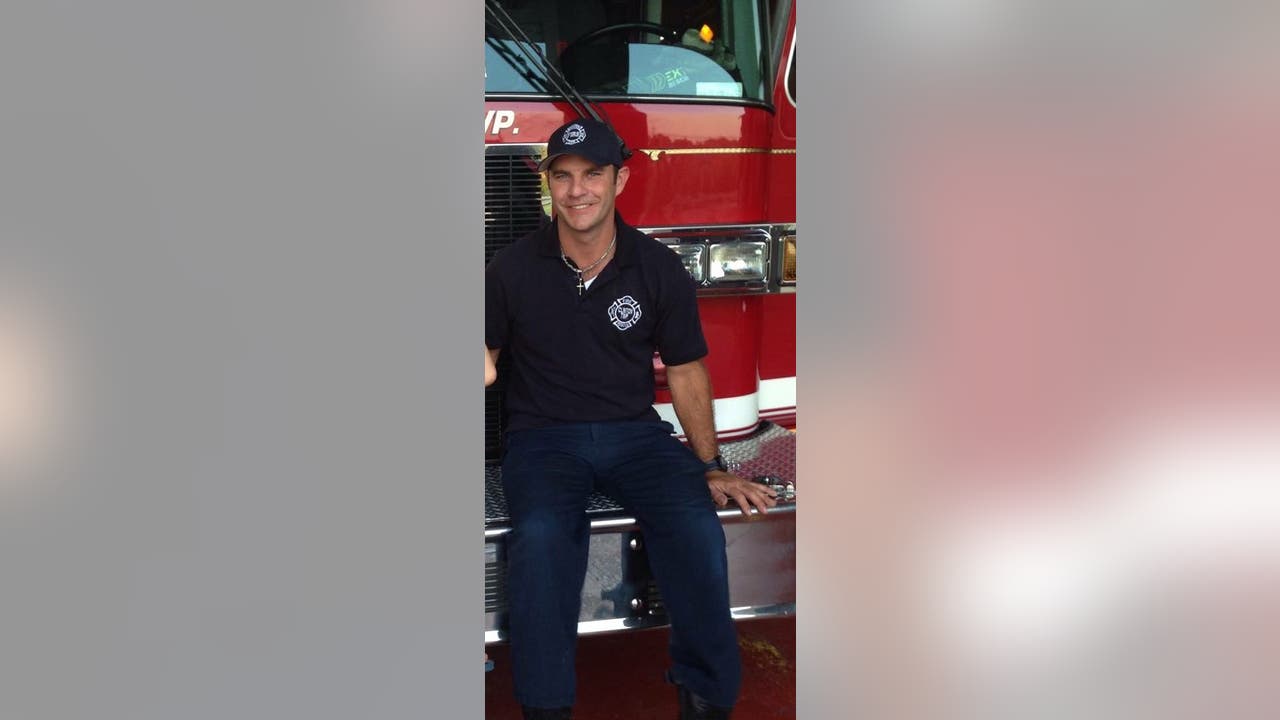 Firefighter pays struggling family's 1K electric bill(02)