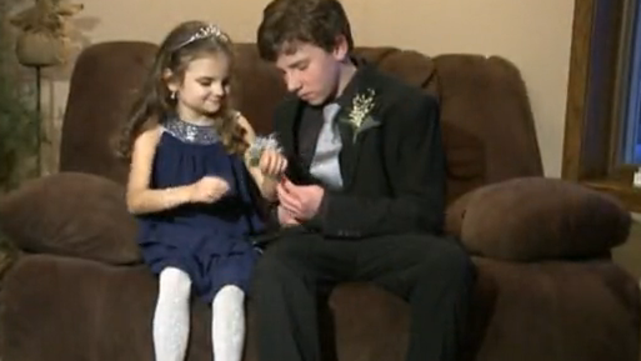 Teen invites terminallyill younger sister to high school formal(01)