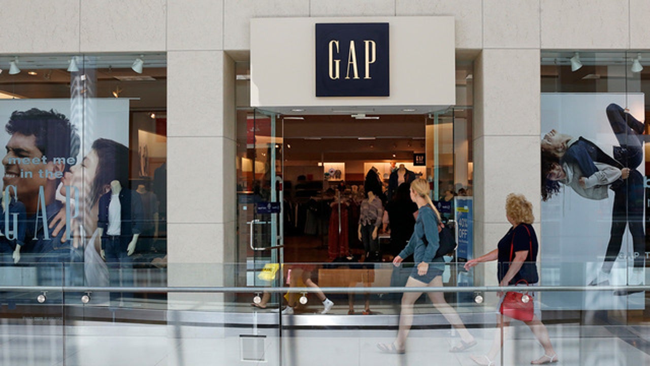 Gap Closing Hundreds Of Stores